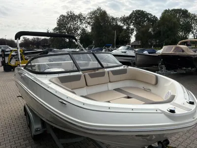 bowrider op trailer bij jachthaven