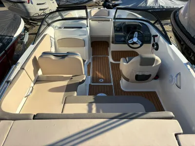 Bootinterieur met zitplaatsen en stuur