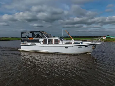 motorjacht varend op rivier, zijaanzicht