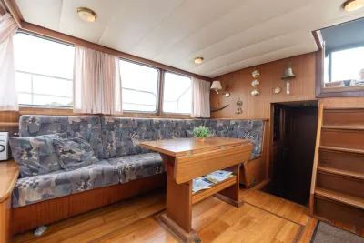 saloninterieur met bank en tafel