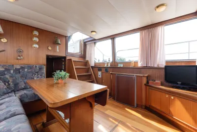 salon interieur met houten tafel en bank