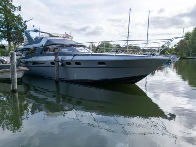 motorjacht afgemeerd in haven