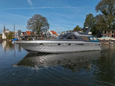 motorjacht aangemeerd in water bij dorp