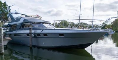 motorjacht afgemeerd in haven