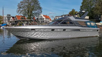 motorjacht aangemeerd in water bij dorp