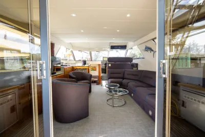 Interieur salon met banken en tafel