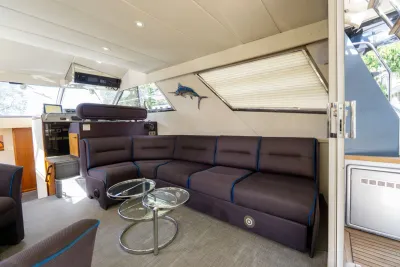 interieur salon met hoekbank en ramen