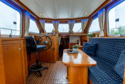 interieur motorjacht met stuur en salon