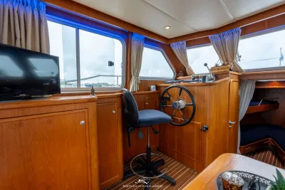interieur stuurstand met houten betimmering