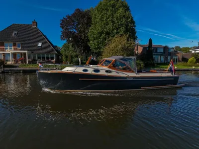 motorjacht op kanaal bij woonhuizen