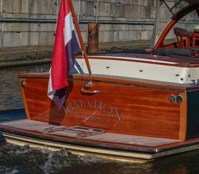 achtersteven van houten motorboot in water