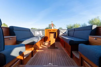 kuip met zitbanken en teakdek