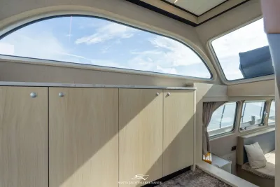 interieur met kast en raampartij