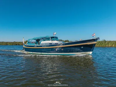 motorboot in het water, zijaanzicht