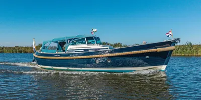 motorboot in het water, zijaanzicht