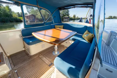 cockpit met tafel en blauwe zitbank