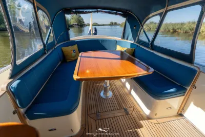 cockpit met zithoek en tafel onder kap