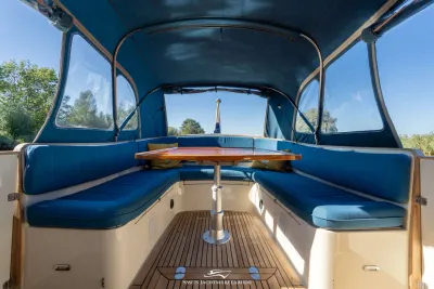 cockpit met zitbanken en tafel onder kap