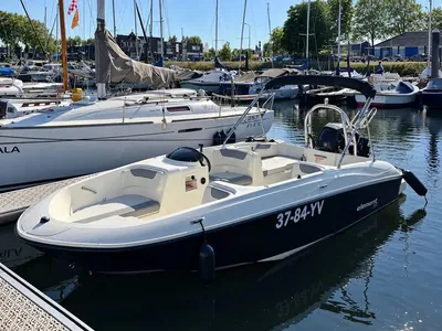 open motorboot afgemeerd in jachthaven