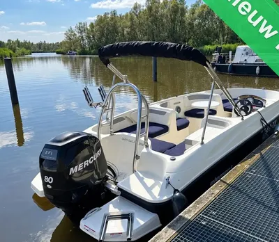 open boot afgemeerd bij steiger