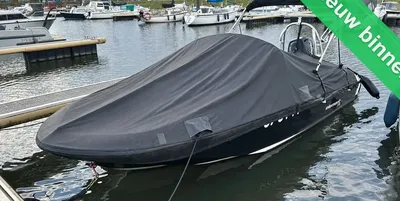boot met afdekzeil in jachthaven