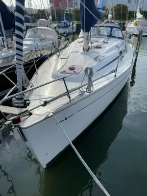 zeiljacht aan de steiger in jachthaven