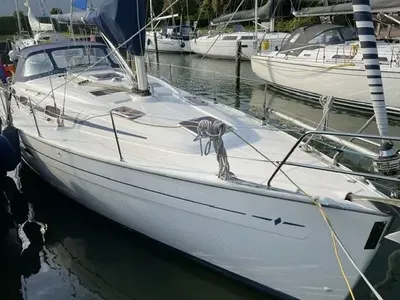 zeiljacht afgemeerd in een jachthaven