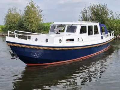 witte en blauwe motorvlet op het water