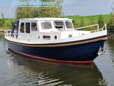 witte en blauwe motorboot in het water