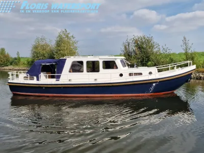 witte en blauwe motorboot in het water