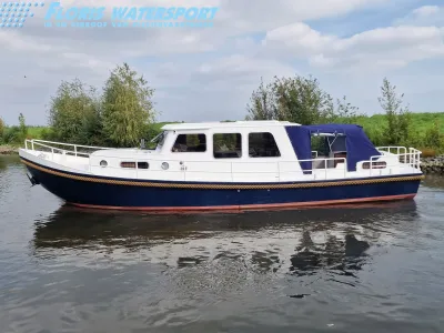 wit-blauw motorjacht op het water