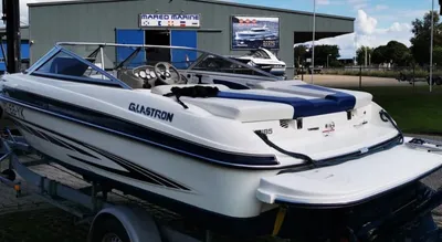 bowrider op trailer bij loods