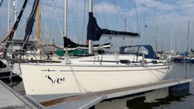wit zeiljacht aangemeerd in een haven