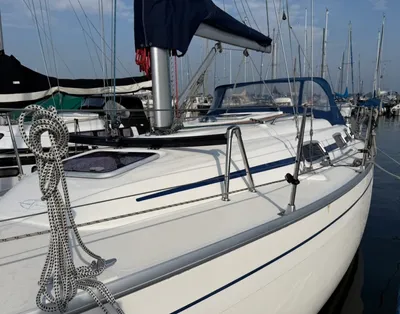 zeiljacht afgemeerd in jachthaven