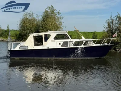 wit-blauw motorjacht in het water