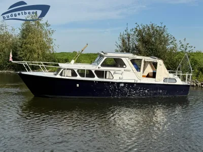 motorjacht in het water bij groene oever