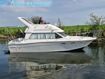 Witte flybridge motorboot op water