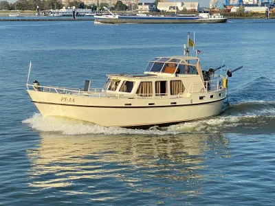 motorjacht op het water