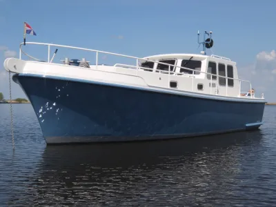 motorboot zijaanzicht op het water