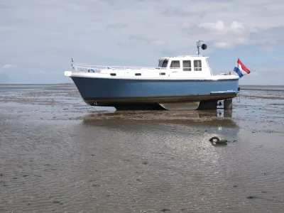 motorboot op drooggevallen wad