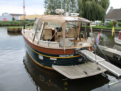 motorjacht aan de steiger in haven