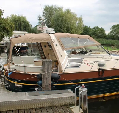 motorjacht afgemeerd bij steiger