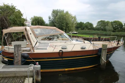 motorboot afgemeerd aan steiger bij kanaal