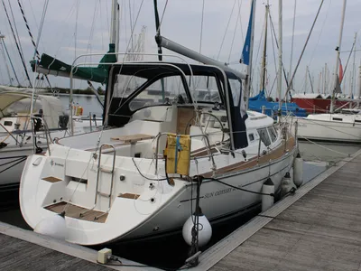 zeiljacht aangemeerd in een jachthaven