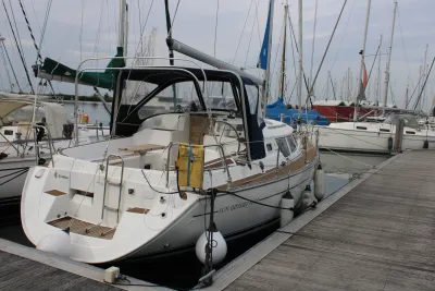 zeiljacht aangemeerd in een jachthaven