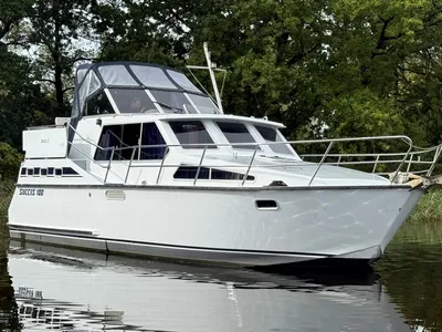 wit motorjacht in het water