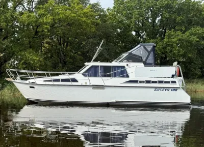 motorjacht zijaanzicht op rustig water