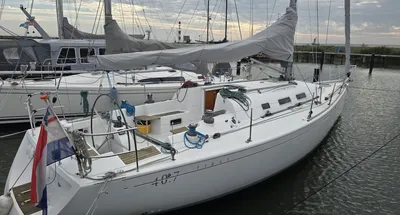 Wit zeiljacht afgemeerd in een jachthaven