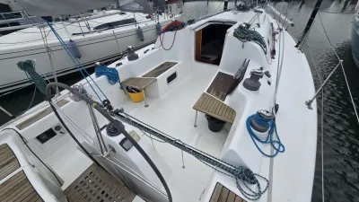 kuip van zeiljacht in jachthaven
