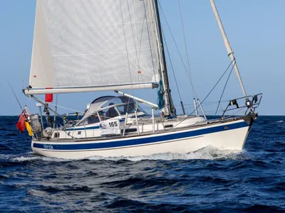 zeiljacht zijaanzicht op open water
